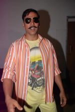 Akshay Kumar on the sets of Dance India Dance to promote Rowdy Rathore in Famous Studio on 10th April 2012 (10).JPG